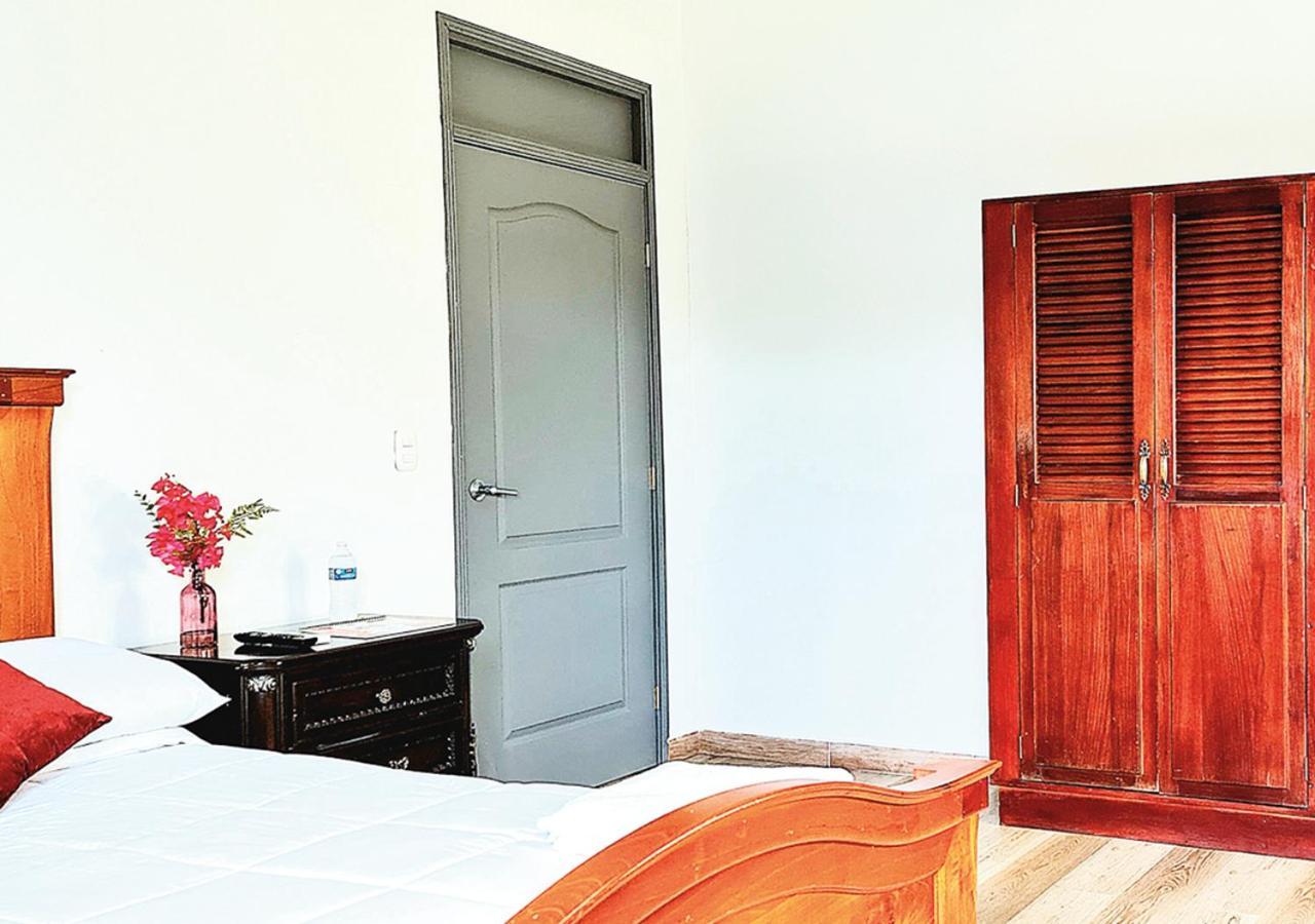 Hotel Cocoview, Bar & Restaurante บาเยเดอังเคเลส ภายนอก รูปภาพ